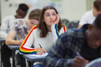 Estudante do ensino médio focado fazendo exame olhando para cima — Fotografia de Stock