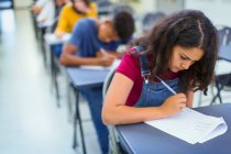 Сосредоточенная ученица средней школы на экзамене — стоковое фото