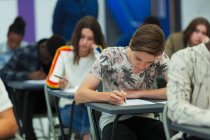 Studenti delle scuole superiori concentrati che sostengono l'esame — Foto stock