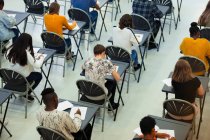 Gymnasiasten legen Prüfung an Tischen ab — Stockfoto