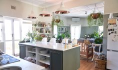 Cucina moderna, interior design, sala da pranzo — Foto stock