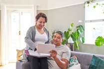 Älteres Paar nutzt digitales Tablet auf Wohnzimmersofa — Stockfoto