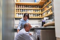 Paar erledigt Geschirr und Wäsche in der Küche — Stockfoto