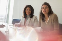 Geschäftsfrauen lauschen in sonnigem Konferenzraum — Stockfoto
