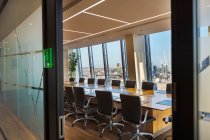 Moderner städtischer Konferenzraum mit langem Tisch und Stühlen — Stockfoto
