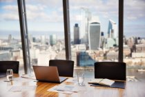 Modern highrise business conference room overlooking city — Stock Photo