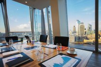 Moderna sala conferenze con vista sui grattacieli e sulla città — Foto stock