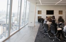 Geschäftsleute unterhalten sich im städtischen Konferenzraum — Stockfoto