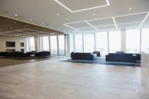 Empty lobby de escritório de negócios urbano — Fotografia de Stock