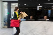 Messenger delivering lunch to business office — Stock Photo