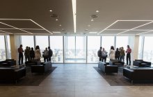 Gente de negocios hablando en el moderno vestíbulo de oficinas - foto de stock