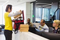 Messaggero consegna pranzo al business office — Foto stock
