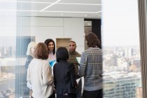 Gente de negocios hablando en reuniones de oficinas urbanas - foto de stock