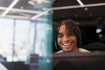 Портрет усміхнений бізнесмен з гарнітурою за комп'ютером — стокове фото