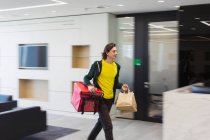 Male messenger delivering lunch to business office — Stock Photo