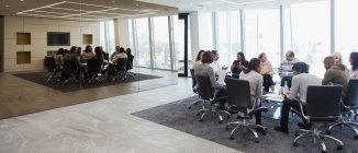 Empresários em círculo em reunião de sala de conferências — Fotografia de Stock