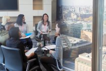 Pessoas de negócios conversando na reunião da sala de conferências urbana — Fotografia de Stock