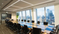Long modern conference room table overlooking city — Stock Photo