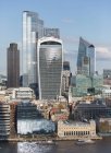 Vista sunny highrise buildings and cityscape, Londres, Reino Unido — Fotografia de Stock