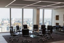 Cadeiras em círculo no moderno escritório highrise urbano — Fotografia de Stock