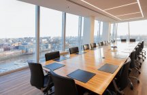 Langer Konferenztisch im modernen Hochhaus-Büro mit Blick auf die Stadt — Stockfoto