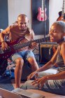 Músicos com laptop e guitarra elétrica trabalhando em estúdio de gravação — Fotografia de Stock