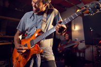 Männlicher Musiker spielt E-Gitarre im Tonstudio — Stockfoto