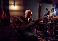 Чоловічий музикант грає на гітарі в студії звукозапису — стокове фото