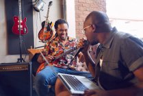 Glückliche männliche Musiker üben im Tonstudio — Stockfoto