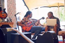 Musicisti maschi con laptop e chitarra elettrica in garage studio di registrazione — Foto stock