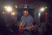 Музыкант-мужчина играет на гитаре в студии звукозаписи — стоковое фото