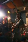 Männlicher Musiker spielt Gitarre im Tonstudio — Stockfoto