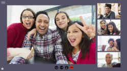 Videoconferencia para familiares y amigos felices durante la cuarentena COVID-19 - foto de stock