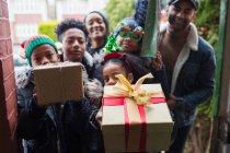 Портрет счастливая семья доставки рождественских подарков на крыльце — стоковое фото