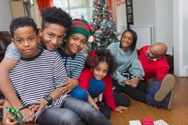 Ritratto famiglia felice che celebra il Natale in salotto — Foto stock