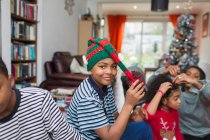 Ritratto festivo ragazzo indossa cappello di Natale in soggiorno — Foto stock