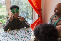 Retrato menino festivo em copos de Natal na mesa — Fotografia de Stock