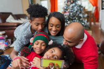 Щаслива сім'я приймає різдвяні селфі — стокове фото