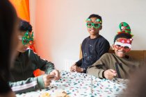 Праздничные братья в рождественских очках — стоковое фото