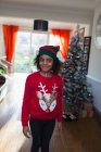 Retrato de chica festiva en jersey de Navidad y sombrero - foto de stock
