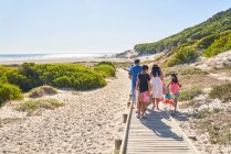 Family walking on sunny beach boardwalk, Cape Town (Cidade Do Cabo), África do Sul — Fotografia de Stock