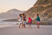 Famille jouer sur la plage de l'océan — Photo de stock