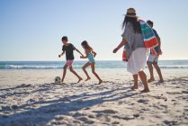 Glückliche Familie draußen am sonnigen Strand — Stockfoto