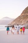 Семейная прогулка по океанскому пляжу, Кейптаун, ЮАР — стоковое фото