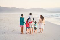 Famille affectueuse marchant sur la plage de l'océan, Cape Town, Afrique du Sud — Photo de stock