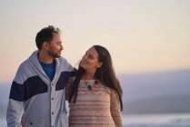 Счастливая любящая пара, обнимающаяся на пляже — стоковое фото