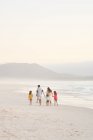 Promenade en famille sur la plage de l'océan, Cape Town, Afrique du Sud — Photo de stock