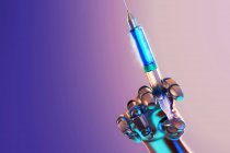 Рука робота держит шприц с вакциной COVID-19 — стоковое фото