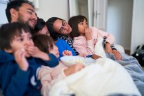 Família afetuosa relaxando e assistindo filme — Fotografia de Stock
