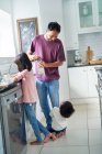 Famiglia che lava i piatti in cucina — Foto stock